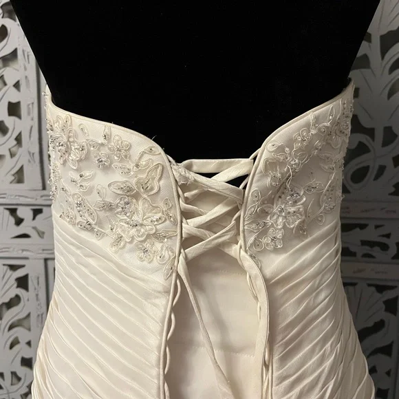 👰‍♀️HOST PICK👰‍♀️ WHITE SILKY SMOOTH WITH LACE & TRAIN WEDDING DRESS GOWN - Picture 12 of 16